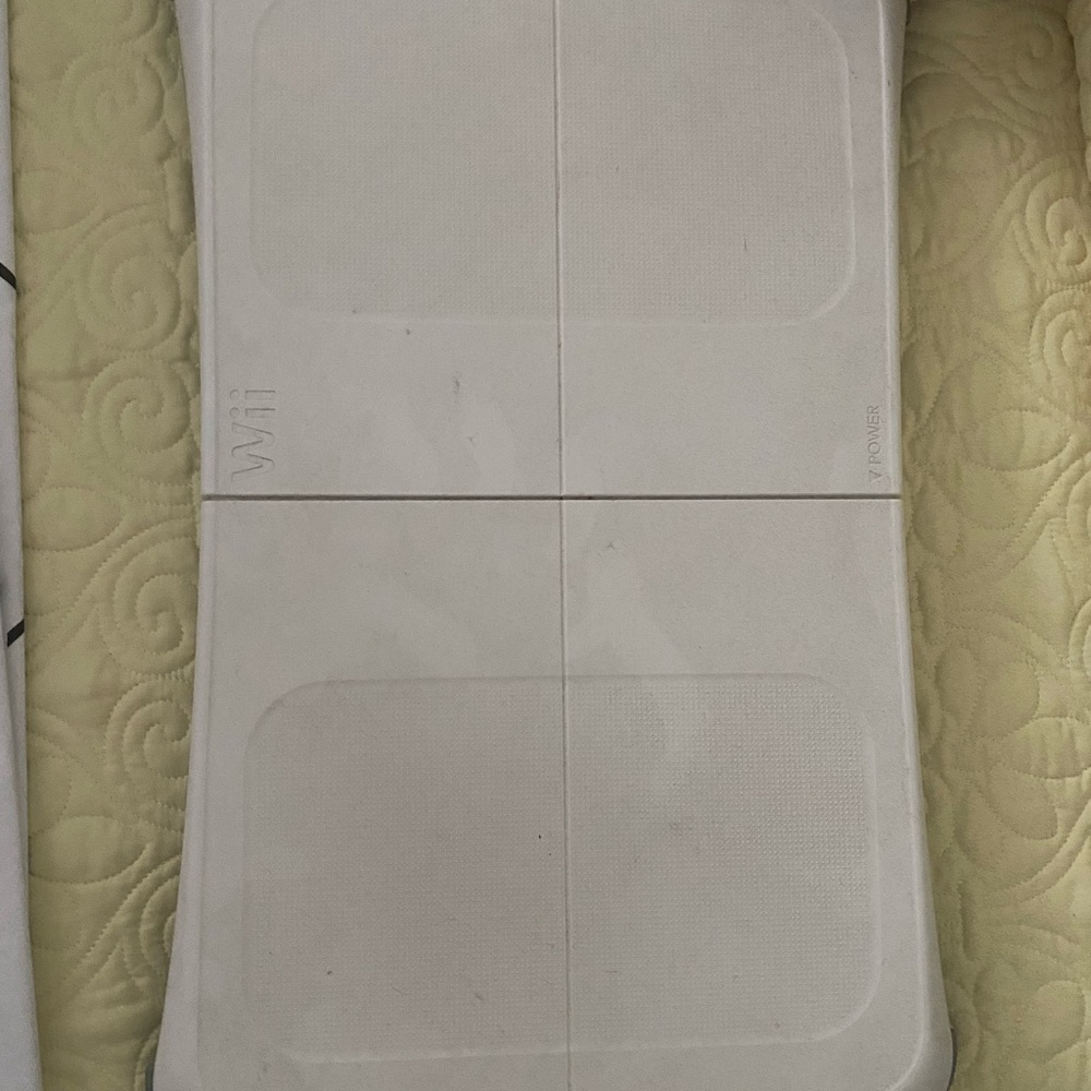 a wii balance board that hooks up to the wii